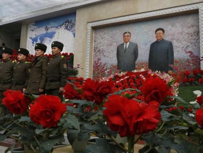 金正恩缅怀先辈，敬献花篮于金日成金正日立像
