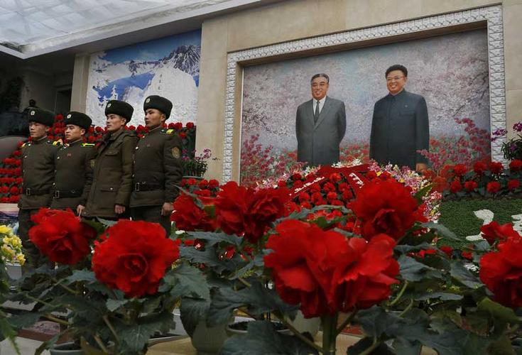 金正恩缅怀先辈,敬献花篮于金日成金正日立像